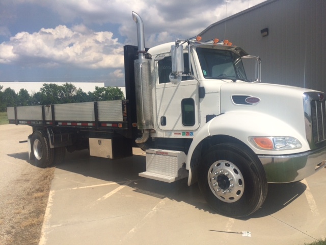 2007 Peterbilt 335  Flatbed Truck