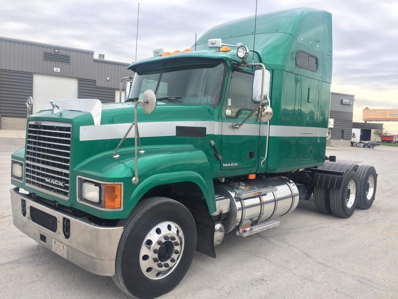 2010 Mack Pinnacle  Conventional - Sleeper Truck