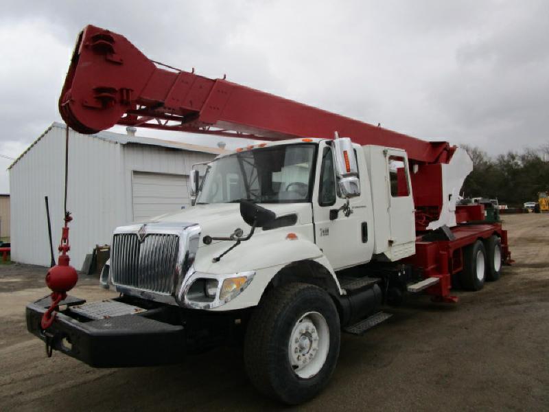 2006 International 7400  Crane Truck