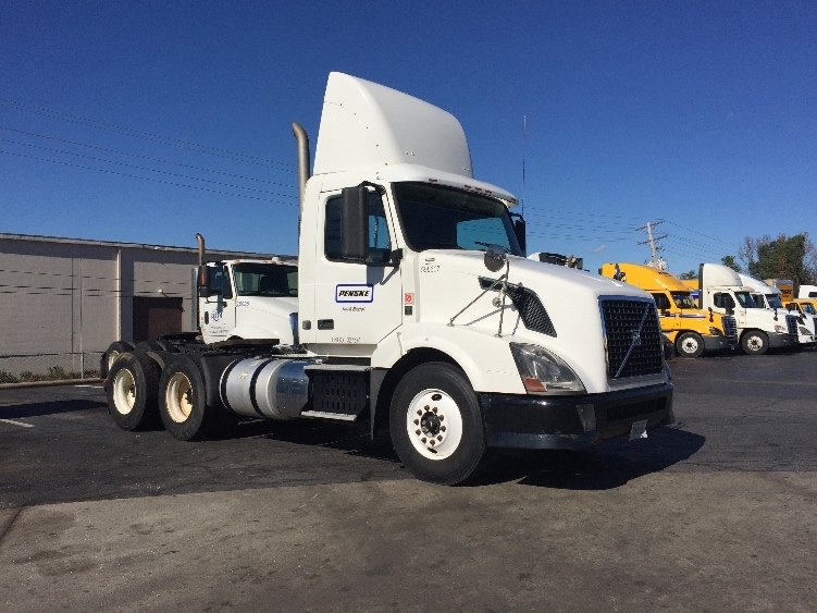 2011 Volvo Vnl  Conventional - Day Cab