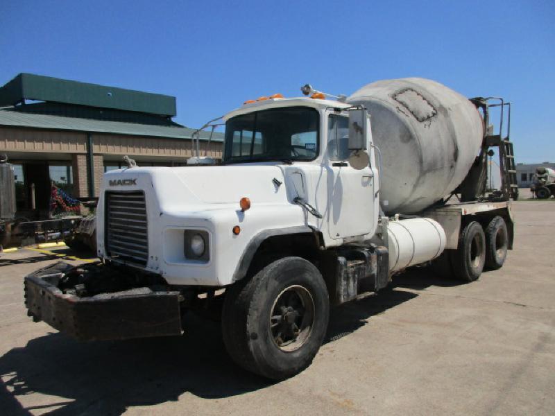 2001 Mack Dm690s  Mixer Truck