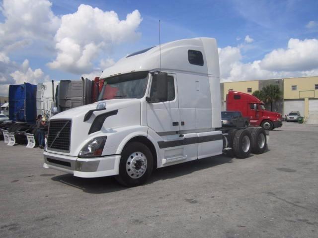 2005 Volvo Vnl  Conventional - Sleeper Truck