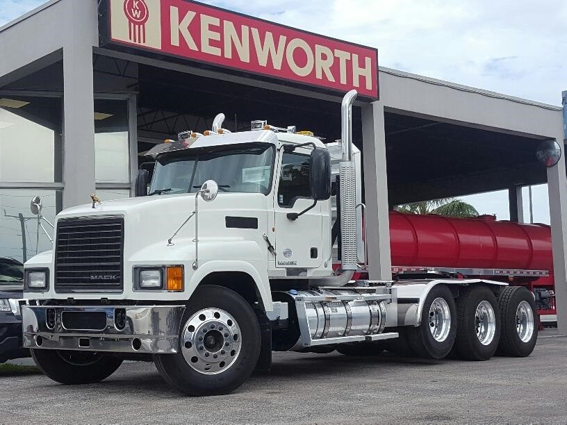 2013 Mack Pinnacle Chu613  Conventional - Day Cab