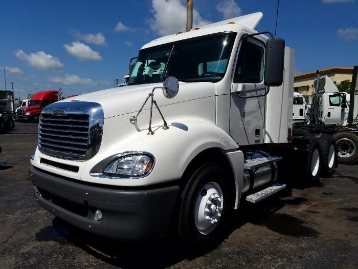 2009 Freightliner Columbia 112  Conventional - Day Cab