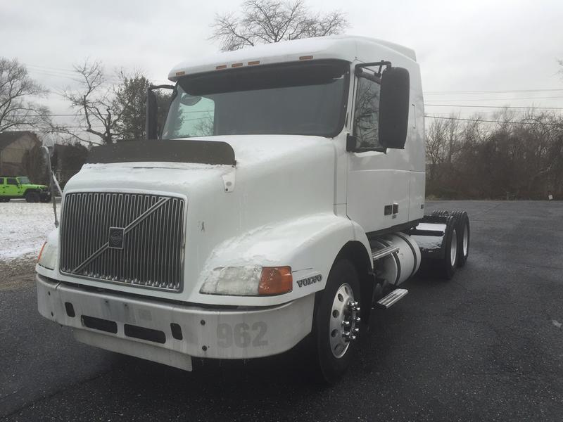 2001 Volvo Vnm420  Conventional - Sleeper Truck