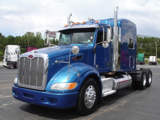 2011 Peterbilt 386  Conventional - Sleeper Truck