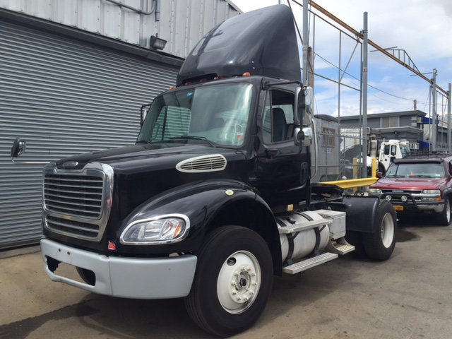 2007 Freightliner Business Class M2 Semi Tractor 6 Wheeler  Conventional - Day Cab