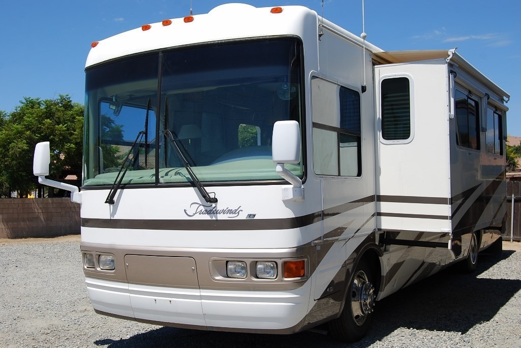 2002 National TRADEWINDS 370LE 2 SLIDES DIESEL GEN & 6 NEW TIRES!