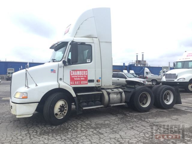 2007 Volvo Vnm64t  Conventional - Day Cab