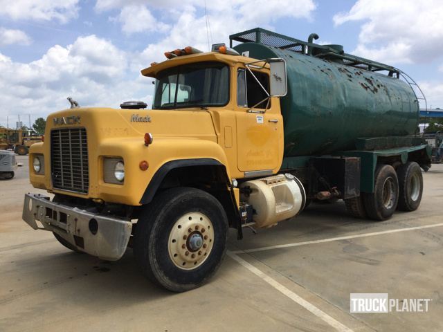 1990 Mack Rd690s  Water Truck