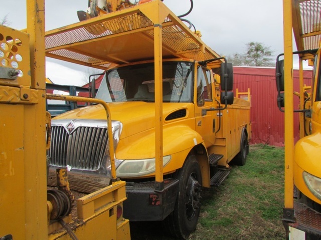 2003 International Durastar 4400  Digger Derrick