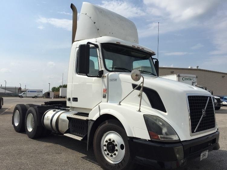 2011 Volvo Vnl  Conventional - Day Cab