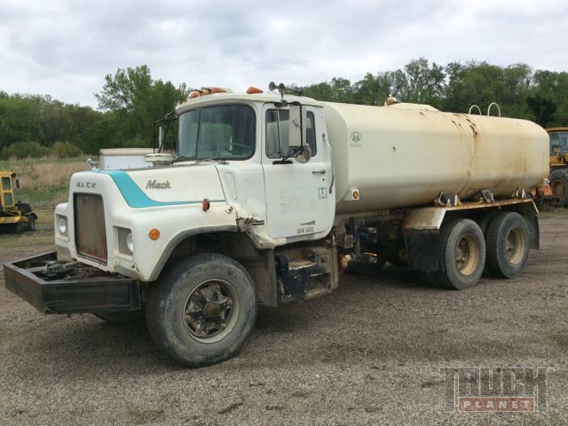 1972 Mack Dm685s  Water Truck