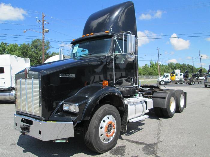 2011 Kenworth T800  Conventional - Day Cab
