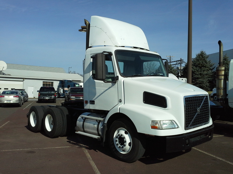 2007 Volvo Vnm420  Conventional - Day Cab