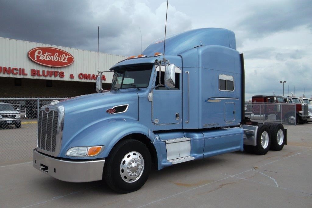 2010 Peterbilt 386  Conventional - Sleeper Truck