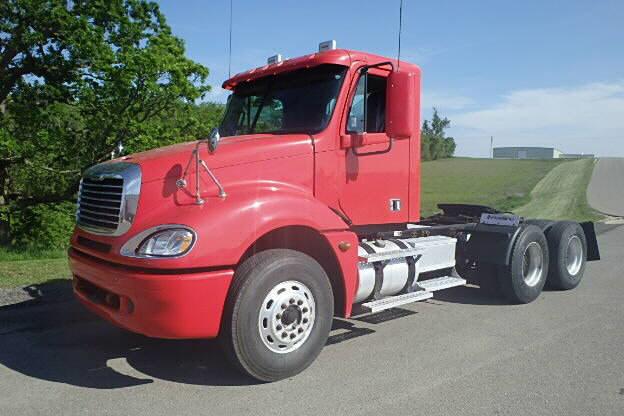 2006 Freightliner Columbia  Conventional - Day Cab