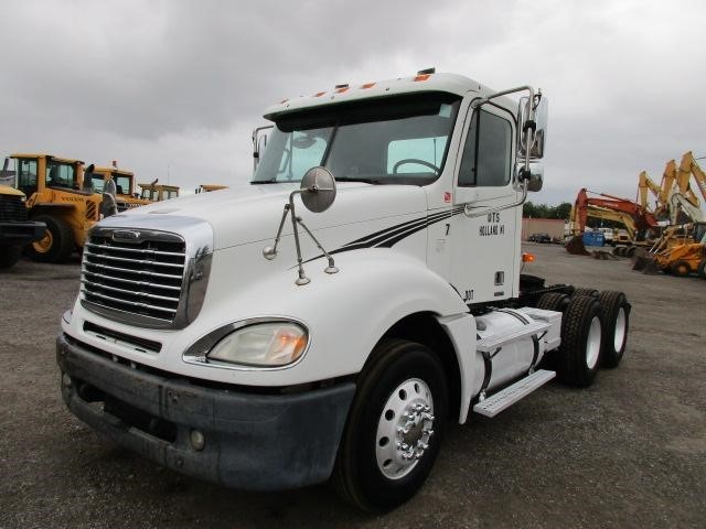 2005 Freightliner Columbia 120  Conventional - Day Cab