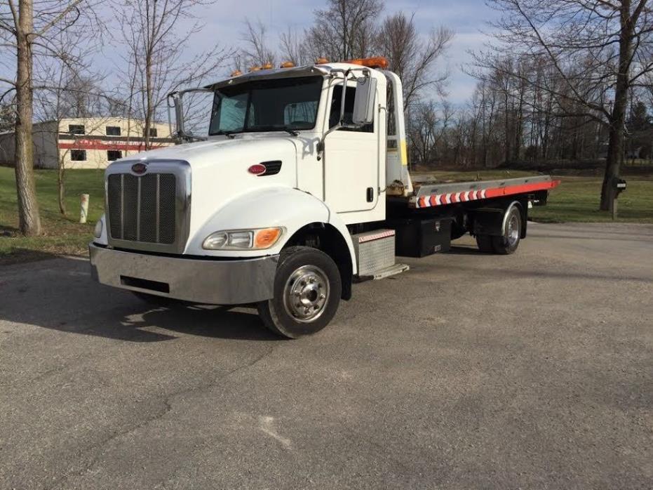 2005 Peterbilt 335  Wrecker Tow Truck