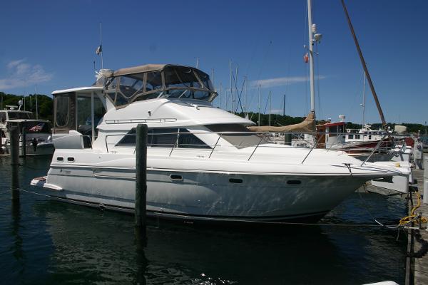 2001 Cruisers Yachts 3750 Motoryacht