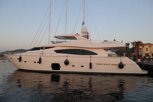 2006 Ferretti Yachts 880