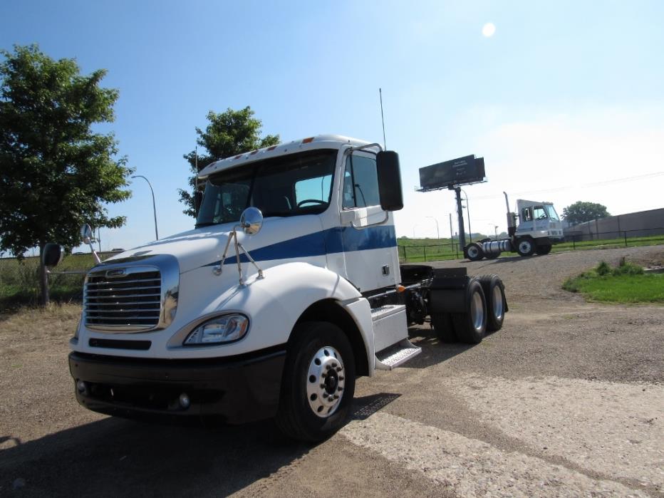 2007 Freightliner Columbia  Conventional - Day Cab