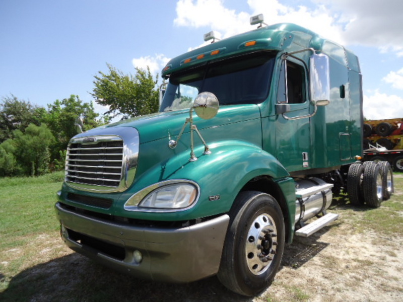 2008 Freightliner Columbia Mid Roof  Conventional - Sleeper Truck