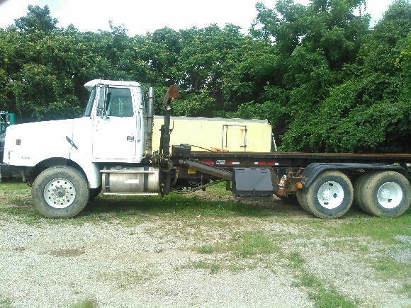 1999 Volvo Chassis  Roll Off Truck