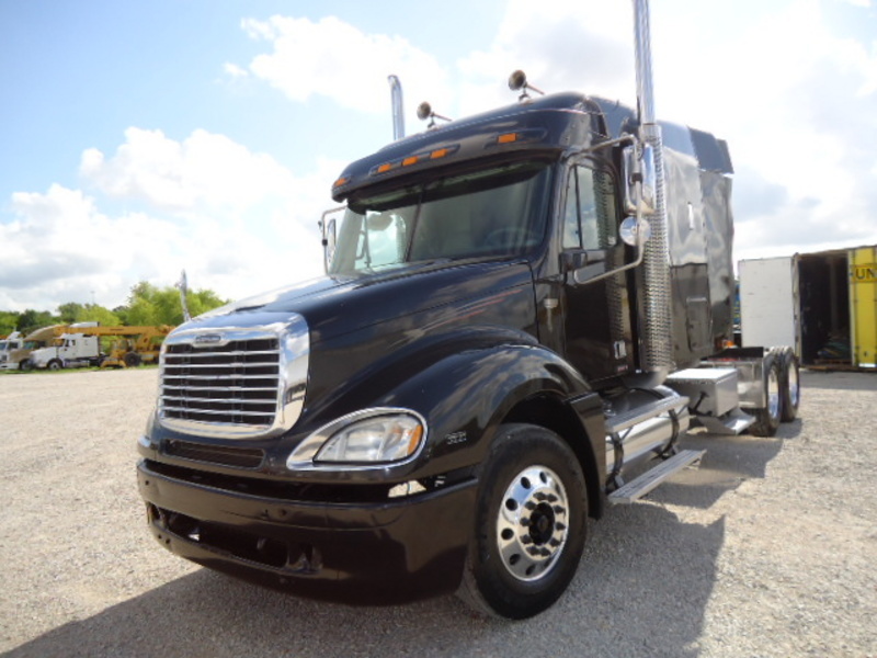 2007 Freightliner Columbia Mid Roof  Conventional - Sleeper Truck