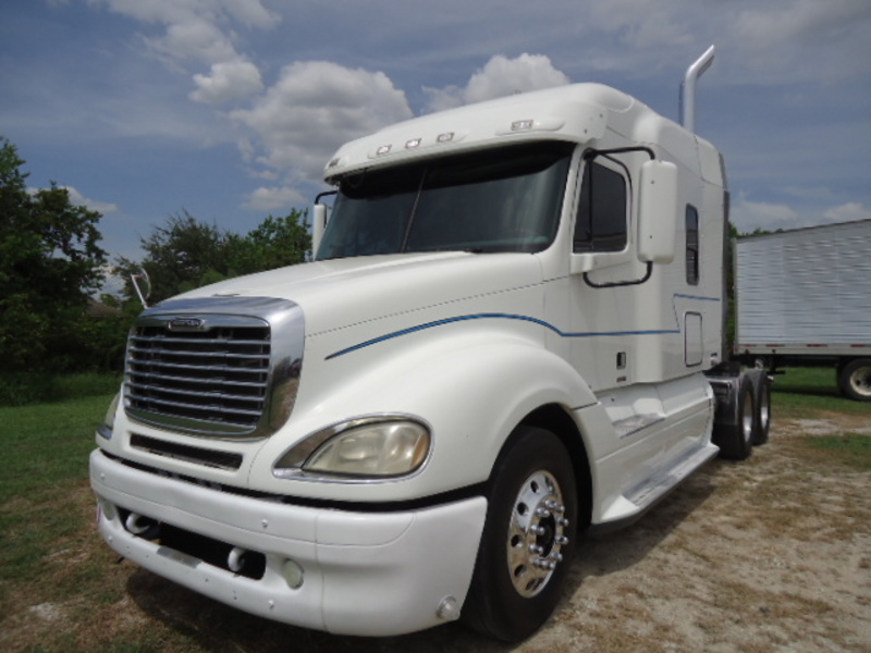 2005 Freightliner Columbia Mid Roof  Conventional - Sleeper Truck