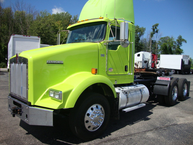 2013 Kenworth T-800  Conventional - Day Cab