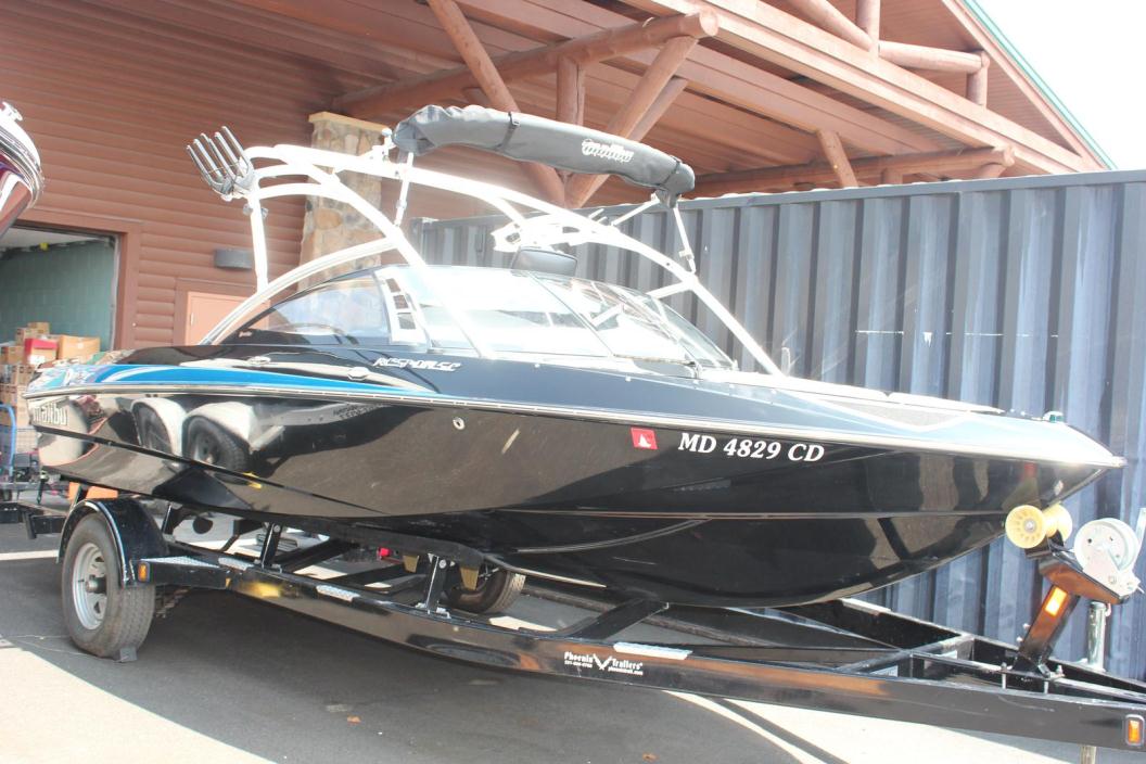 2011 Malibu Boats LLC RESPONSE LXI