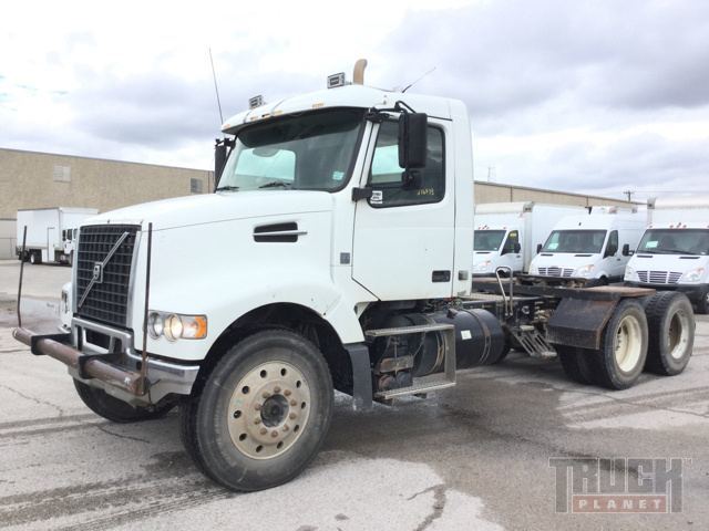 2009 Volvo Vhd104f  Conventional - Day Cab