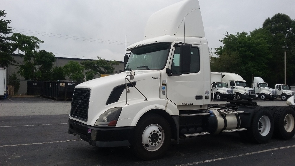 2011 Volvo Vnl  Conventional - Day Cab