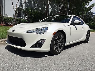 Scion : FR-S 2014 scion frs 18 k miles manual with autographed dashboard