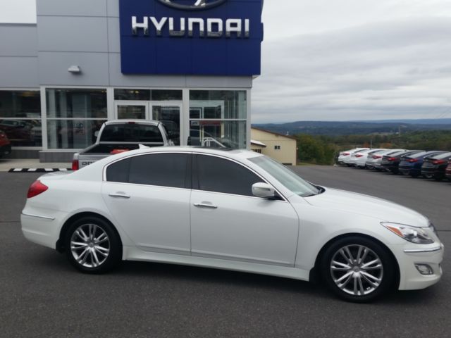 Hyundai : Genesis 3.8 Sedan 4-Door Loaded Low miles one owner clean carfax serviced at our facility Luxury