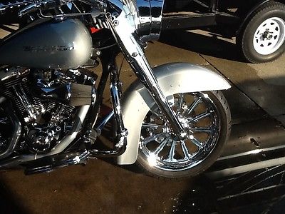 Harley-Davidson : Touring Very nice,low mileage ,silver 2004 Harley Davidson road king,lot of extras