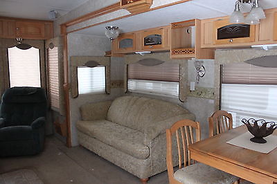 2005 Sunnybrook fifth wheel with 2 slides and hitch