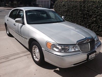 Lincoln : Town Car Pristine 2001 Lincoln TownCar. 26,125 miles! One owner! Perfect for a collector