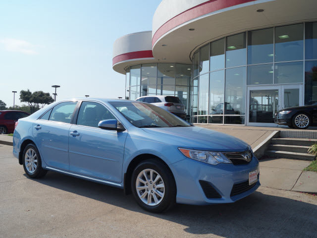 Toyota : Camry LE LE 2.5L Crumple Zones Front And Rear Multi-Function Display Stability Control 3