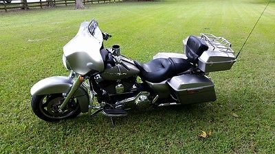 Harley-Davidson : Touring Harley Davidson Street Glide silver/grey with rineharts pipes and q/attach trunk