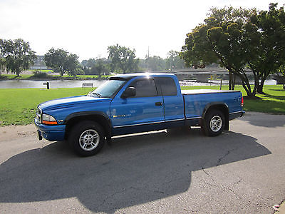 Dodge : Dakota SLT Very Clean all highway miles with stereo system TV & set of summer rims & tires