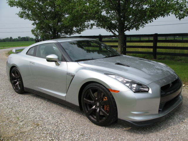 Nissan : GT-R 2dr Cpe 2010 nissan gtr only 16 k miles 100 stock books manuals both keys no paintwork