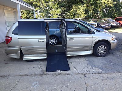 Chrysler : Town & Country CHRYSLER TOWN COUNTRY LIMITED LEATHER SEAT VAN  WHEELCHAIR HANDICAP 2005 LIMITED SIDE ENTRY  RAMP DVD PLAYER LEATHER SEAT