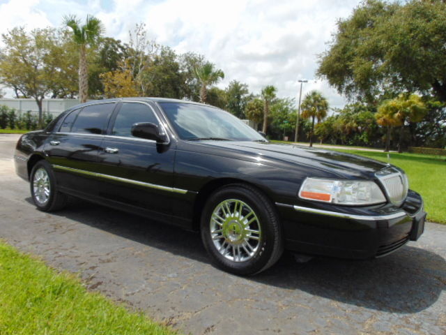 Lincoln : Town Car WHOLESALE 2010 executive l long wheelbase black on black beautiful car non smoker