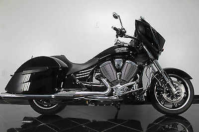 Victory : CROSS COUNTRY CUSTOM BAGGER - ARLEN NESS LLOYDS CAM - MANY AFTERMARKET UPGRADES / COMPONENTS