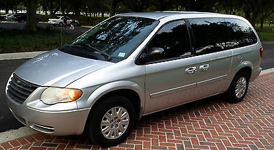Chrysler : Town & Country 2007 chrysler town and country mini van silver stow and go seats 180 k cold ac
