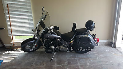 Yamaha : V Star Black w/lots of chrome,rides great,windshield,saddle bags and speakers
