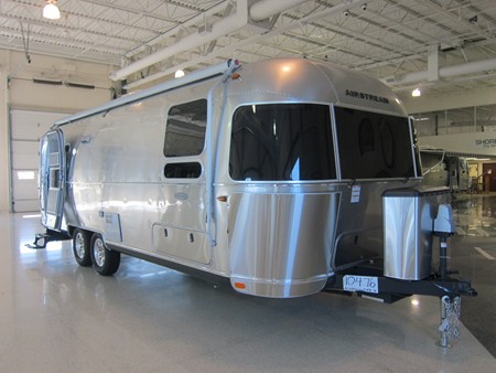 2016 Airstream Flying Cloud 25Rear Queen