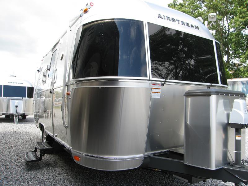 2016 Airstream Flying Cloud 25Rear Queen